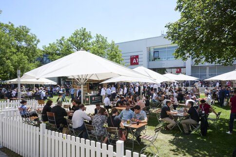 Voll besetzter Biergarten im Atrium der Messe München