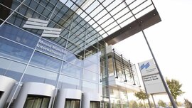 Glasfassade der Messe München International mit Eingang Nord
