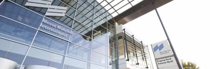 Glasfassade der Messe München International mit Eingang Nord