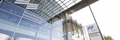Glasfassade der Messe München International mit Eingang Nord