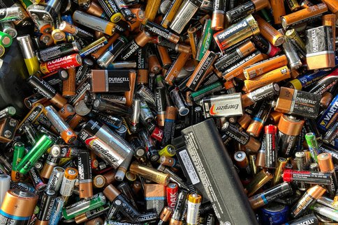 Zahlreiche gebrauchte Batterien und Akkus liegen übereinander