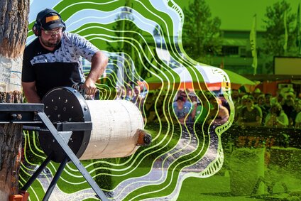 Person sägt einen Baumstamm bei einem Wettbewerb; darüber liegen stilisierte, wellenförmige Linien in Grün und Weiß.