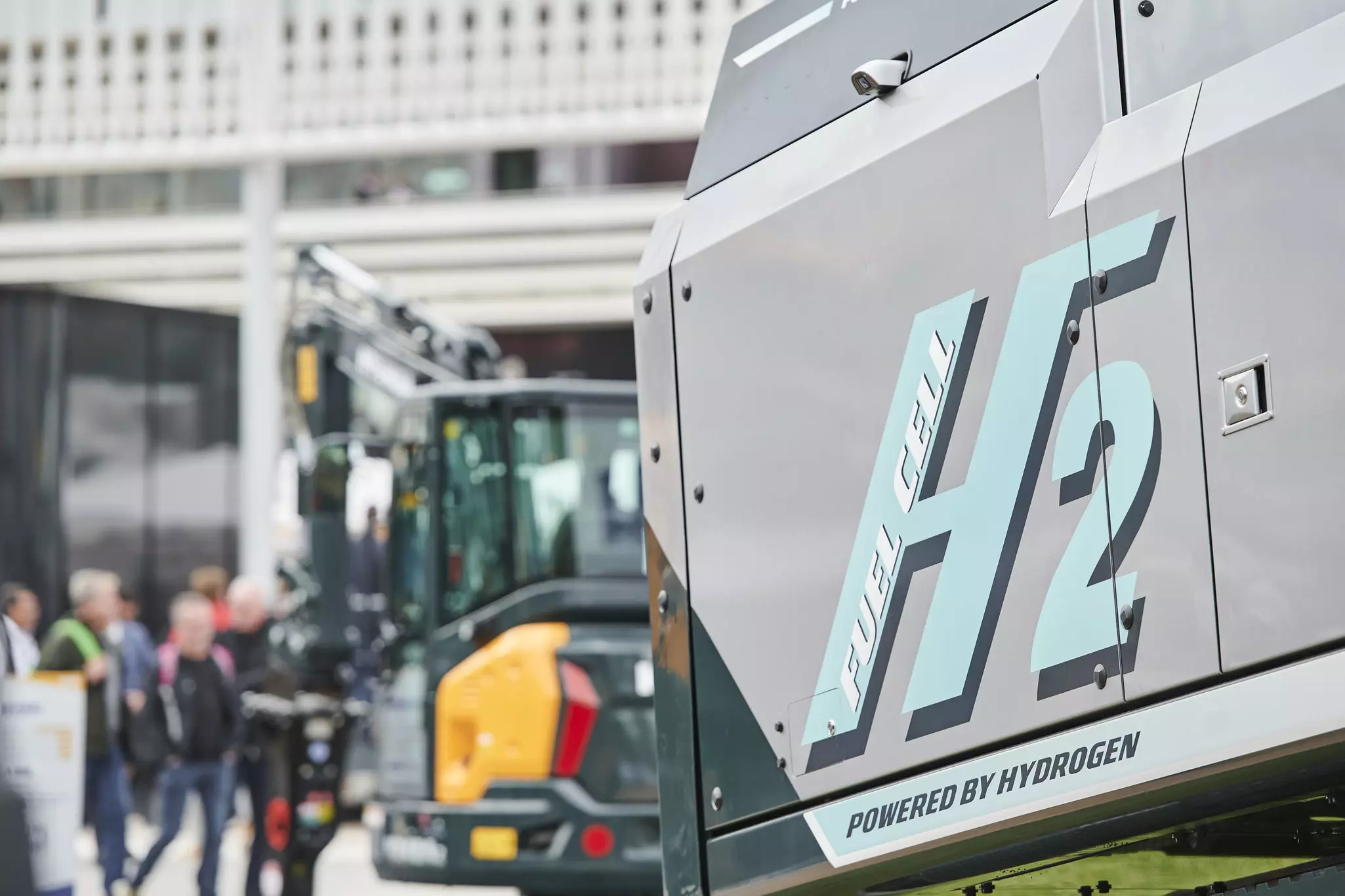 H2 Fuel Cell Powered by Hydrogen Aufschrift auf einer Baumaschine auf der bauma 2022