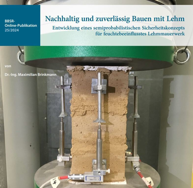Nahaufnahme eines Mauerwerks-Testaufbaus für eine Forschungspublikation zum Thema nachhaltiges Bauen mit Lehm.