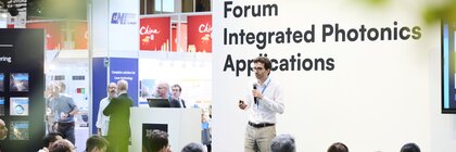 Vortragender beim Forum „Integrated Photonics Applications“ auf der Laser World of Photonics 2025, Publikum verfolgt Präsentation.