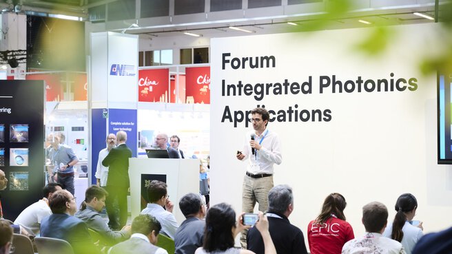 Vortragender beim Forum „Integrated Photonics Applications“ auf der Laser World of Photonics 2025, Publikum verfolgt Präsentation.