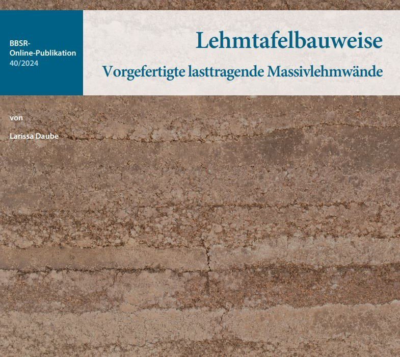 Cover einer Publikation mit dem Titel „Lehmtafelbauweise“ mit horizontal geschichtetem braunem Hintergrund.
