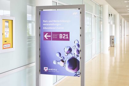 Ein Schild führt Richtung B21 zu Fort- und Weiterbildungsmaßnahmen