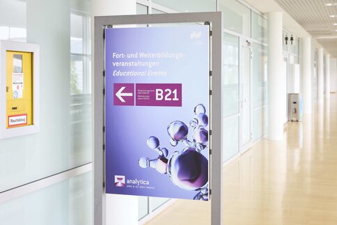 Ein Schild führt Richtung B21 zu Fort- und Weiterbildungsmaßnahmen
