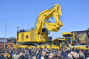 Großer gelber Mining-Bagger von Komatsu vor Menschenmenge.