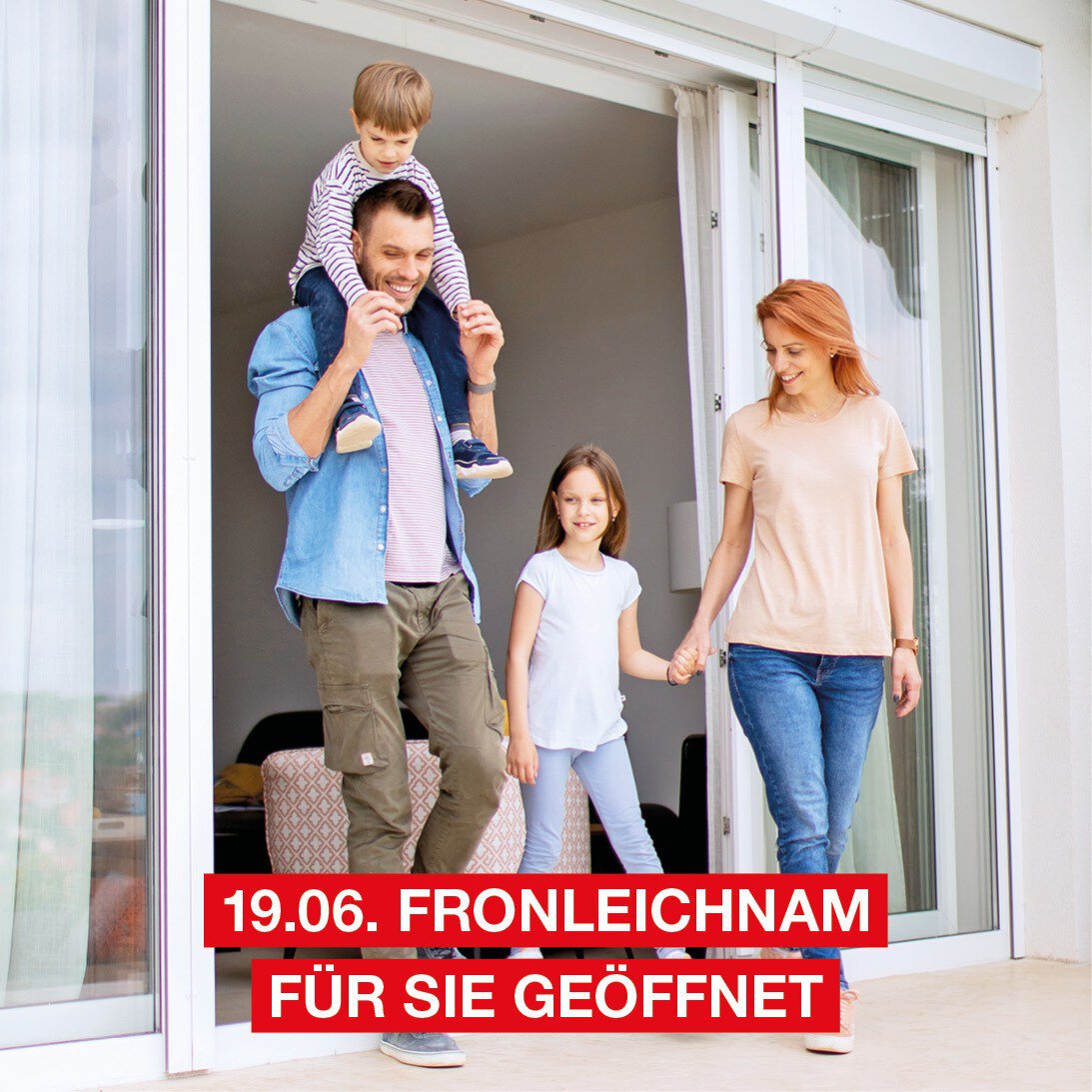 Eine lächelnde vierköpfige Familie verlässt ein Haus; Text sagt 19.06. Fronleichnam für Sie geöffnet.