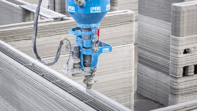 Ein 3D-Drucker, der mehrschichtige Wände aus Beton erstellt.