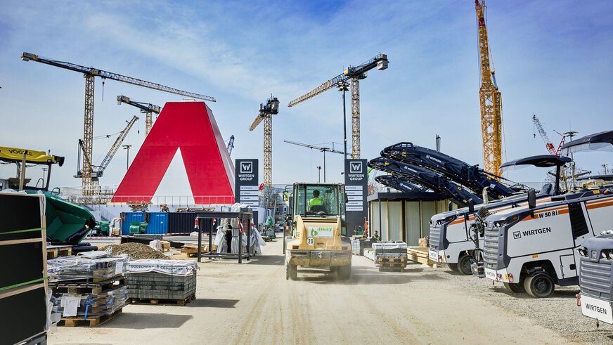Ein Gabelstapler fährt beim Aufbau durch das Freigelände der bauma 2025.
