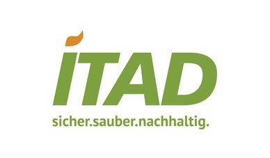 Logo der ITAD mit grünem Schriftzug ‚ITAD‘, wobei der Buchstabe I einen orangefarbenen Flammenakzent trägt. Unter dem Logo steht der Claim ‚sicher.sauber.nachhaltig.‘ in grüner Schrift.