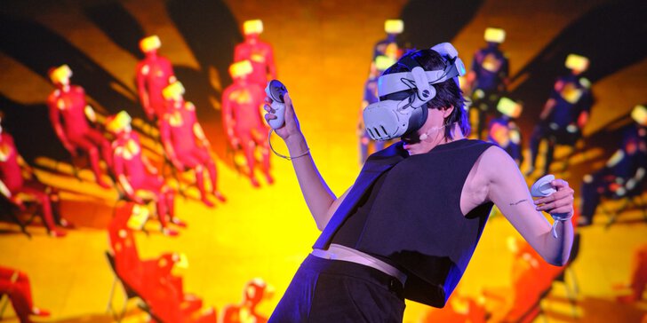 Eine Person in schwarzer Kleidung trägt eine VR Brille und lehnt sich weit zurück. Im Hintergrund das Bild von Personen mit VR Brillen, die im Kreis sitzen.