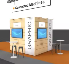 Messestand mit Holzpaneelen, Leinwänden und Sitzgelegenheiten unter einem „Connected Machines“-Schild.