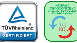 Zwei Logos nebeneinander, eins sagt „TÜV Rheinland ZERTIFIZIERT“ und das andere „MAXIMALE ENGERIE-EFFIZIENZ: serienmäßig durch dezentrale Wärmerückgewinnung“.