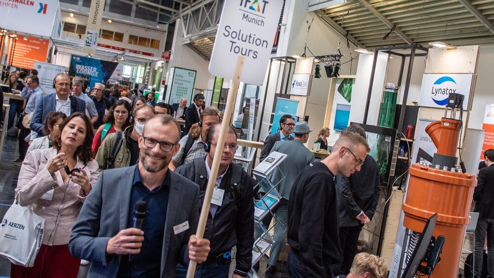 Visitors on the Solution Tour “Technology development in drinking water analysis” at the IFAT Munich exhibition grounds