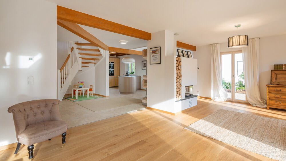 Wohnbereich Musterhaus Tegernsee von ISARTALER HOLZHAUS 