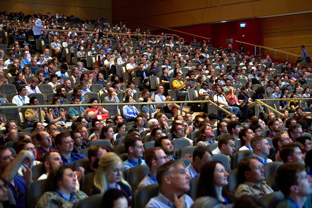 During the World of Photonics Congress, a large audience sits in an auditorium and looks ahead attentively.