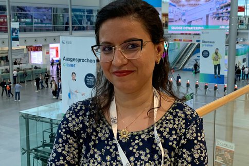 Die Studentin Boutaina Abbagi bei ihrer KI-Recherche auf der IFAT Munich