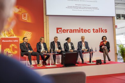 Podiumsdiskussion mit 6 Teilnehmern auf der Bühne der 