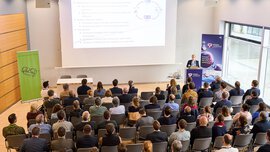 Vortrag vor Publikum im Konferenzraum zur analytica