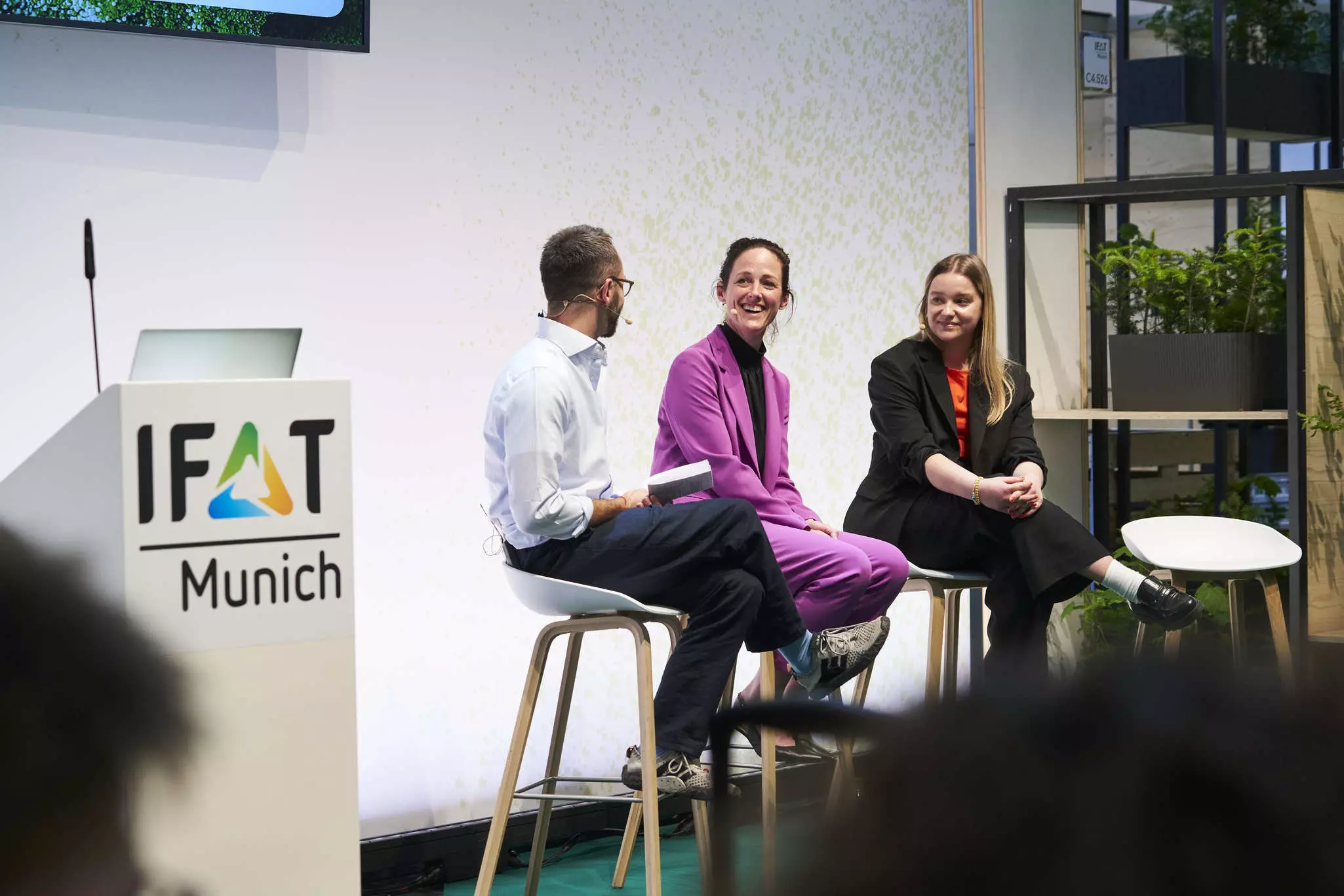 Julia Haas, Julia Hobohm und Jonas Straacke sitzend auf der Green Stage auf der IFAT Munich 2024