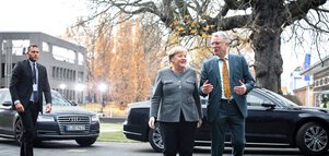 HPI Director Professor Christoph Meinel in conversation with Federal Chancellor Angela Merkel