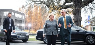 HPI-Direktor Professor Christoph Meinel im Gespräch mit Bundeskanzlerin Angela Merkel