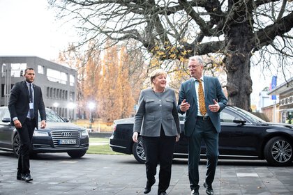 HPI Director Professor Christoph Meinel in conversation with Federal Chancellor Angela Merkel