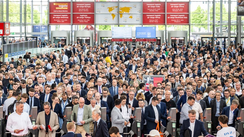Numerous visitors wait in an entrance hall at Messe München for admission to transport logistic.