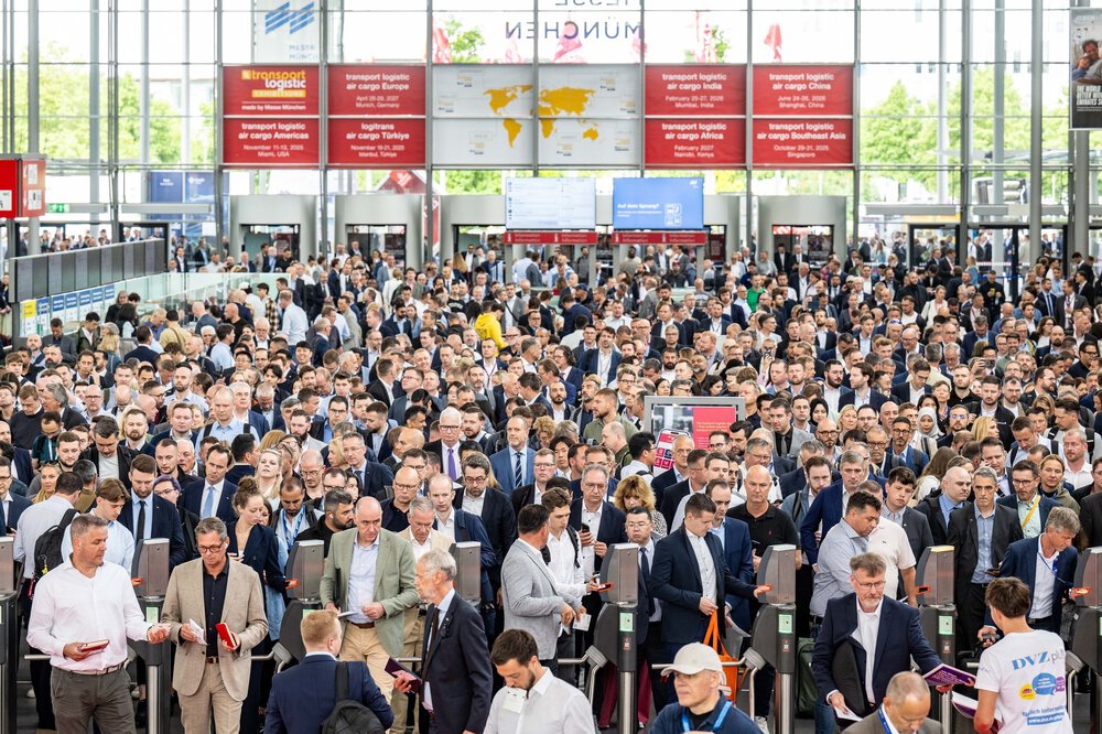 Zahlreiche Besucher warten in einer Eingangshalle der Messe München auf den Einlass zur transport logistic.