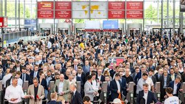 Zahlreiche Besucher warten in einer Eingangshalle der Messe München auf den Einlass zur transport logistic.