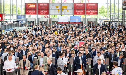 Numerous visitors wait in an entrance hall at Messe München for admission to transport logistic.