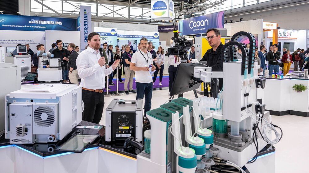 Demonstration of modern laboratory and automation technology to an audience at a trade fair