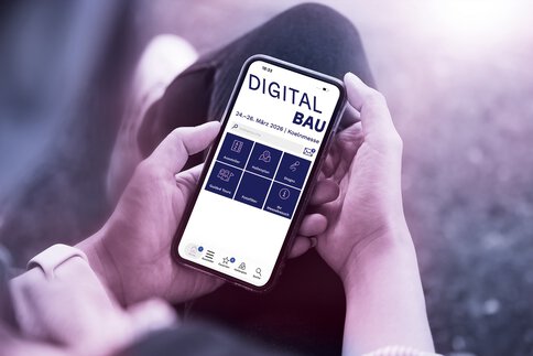 Eine Person hält ein Mobiltelefon mit geöffneter App in den Händen 