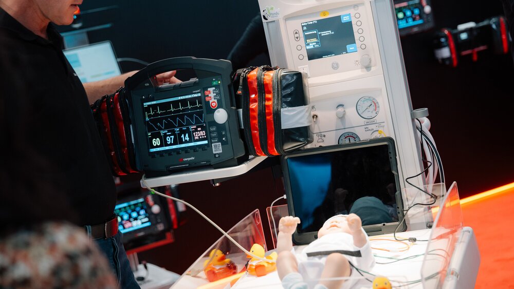 Präsentation eines Notfall- oder Neugeborenen-Simulationssystems mit Monitor und medizinischem Equipment