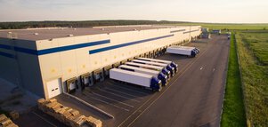Distributionslager mit LKW unterschiedlicher Kapazität