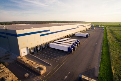 Distributionslager mit LKW unterschiedlicher Kapazität