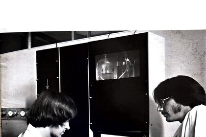Titelseite des Jahresberichts von 1977 für Spectra-Physics, Inc. Auf dem Titelbild sind zwei Männer vor wissenschaftlichen Geräten mit mechanischer Tastatur zu sehen.