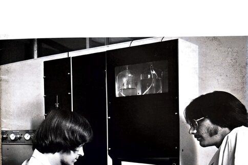 Cover of the 1977 annual report for Spectra-Physics, Inc. showing two men in front of scientific equipment with mechanical keyboards.
