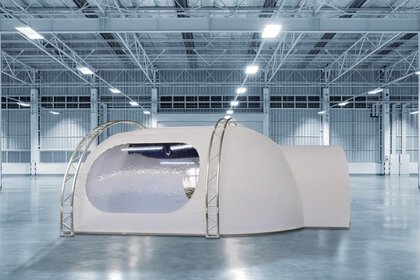 3D representation of a mobile clean room with a large window area in an illuminated hall.