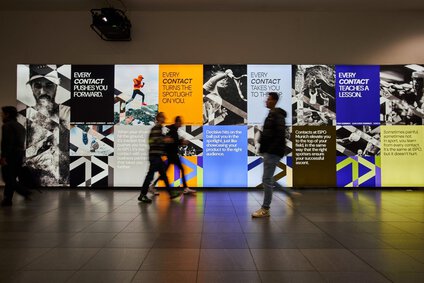 Auf dem Bild kann man das ISPO Logo auf einer Messe sehen