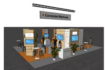 Messestand mit „Connected Machines“-Schild, Bildschirmen, Tischen, Hockern und Topfpflanzen.