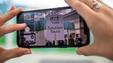 Visitors on the DWA's “Digitalization in the German water industry” solution tour are shown on a cell phone display