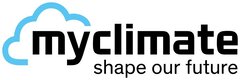Logo von myclimate, mit kantigem schwarzen Schriftzug der links von einer stilisierten blauen Wolke eingefasst wird. Untertitelt mit 