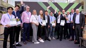 Die Überreicher und die Gewinner des Innovation Awards mit ihren Trophäen und Urkunden in der Hand auf der Bühne stehend - insgesamt 12 Personen.