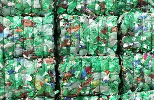 grüne Kunststoffflaschen