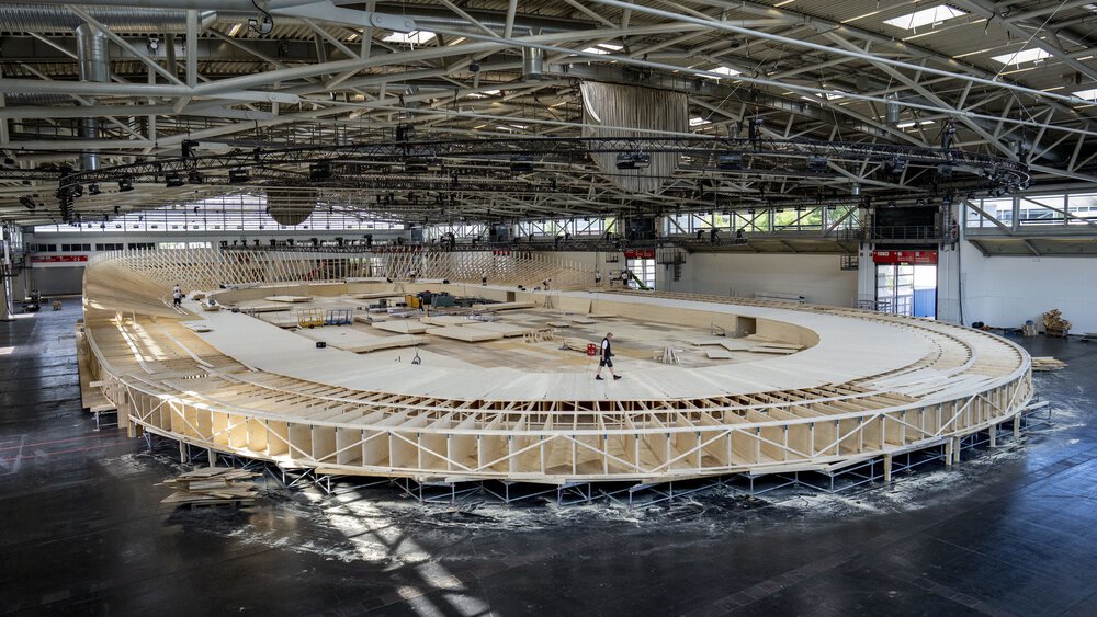 Construction of the track cycling track for the European Championships Munich 2022 (credit: Messe München)